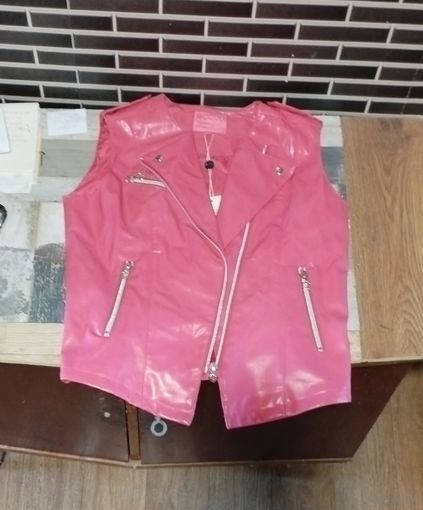 Курточка косуха, джинсы.