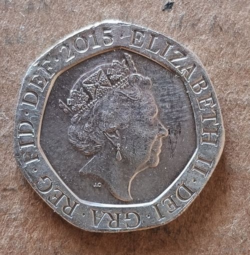 Великобритания 20 пенсов, 2015 г., (Портрет королевы с инициалами "JC")  KM# 1336