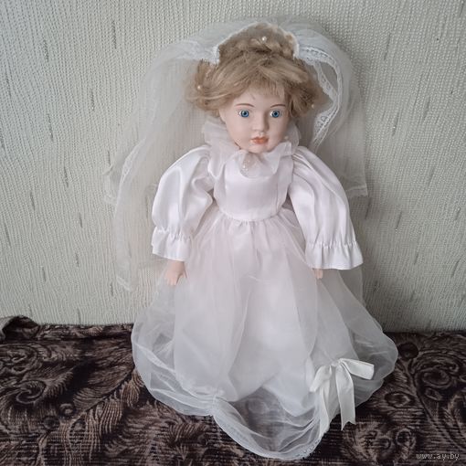 Кукла фарфоровая