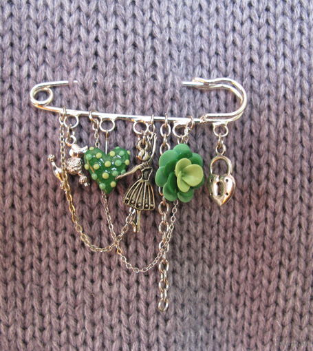 Брошь-булавка ручной работы с цветочком и сердечком