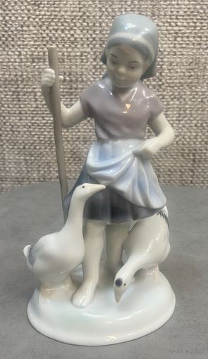 Фарфоровая статуэтка Metzler & Ortloff Пастушка гусей. ГДР. 1950-1959 год. Высота 15 см.