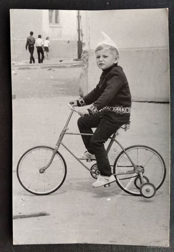 Фото мальчика на велосипеде. 10х15 см.
