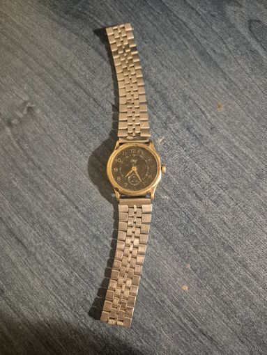 Часы . Механизм целый. Идут. В ремонт