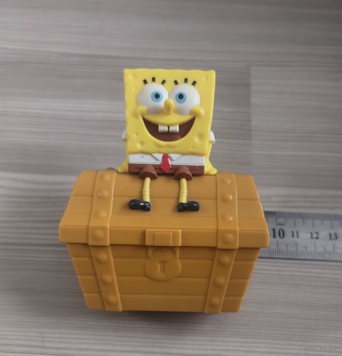 Губка Боб с сундуком. Игрушка из McDonald's