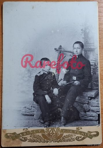 1899 Кабинет портрет СПБ учащийся 10-й Санкт-Петербургской гимназии кадет Георгий с братом Славяновы студийное фото Архив Славяновых анонимный фотограф