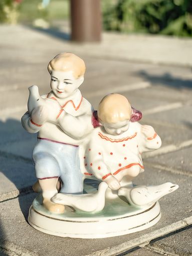 Статуэтка фарфоровая Дети кормят голубей