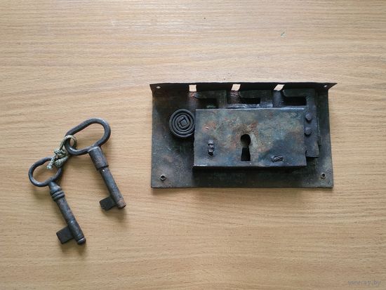 Старинный кованый внутренний накладной замок.(3).