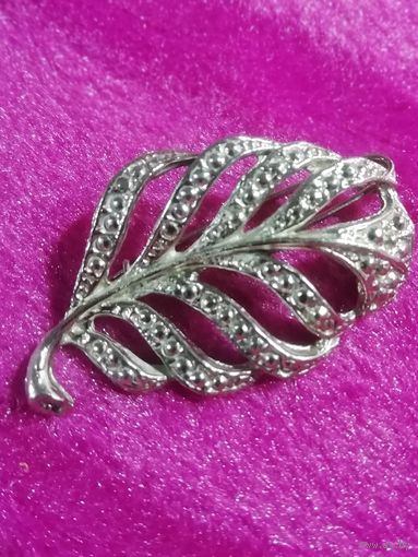 Брошь Листик серебристого цвета. 4,5 см.