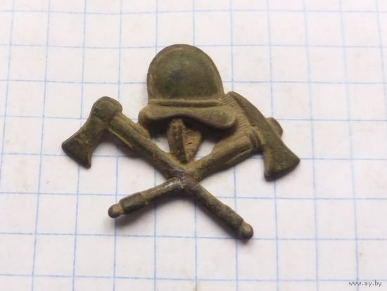 Петличный знак пожарного.