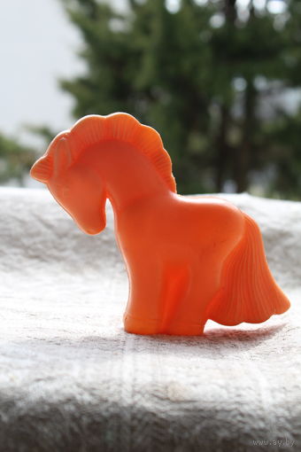 Не частая пластиковая игрушка Лошадка советская без цены