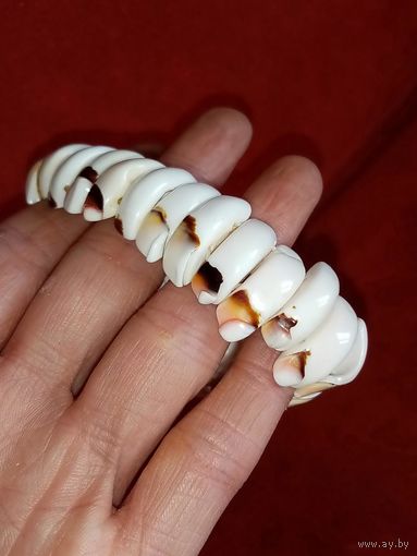 Стильный браслет из морских раковин