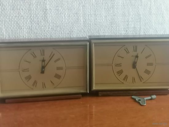 Часы механические настольные Весна.2шт.См.фото.70-е.