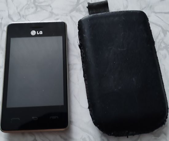 Мобильный телефон LG с чехлом