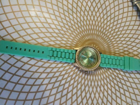 Часы наручные с ремешком GENEVA , тикают. Состояние на скане.