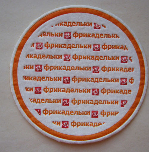 Салфетка - подставка с логотипом заведения.
