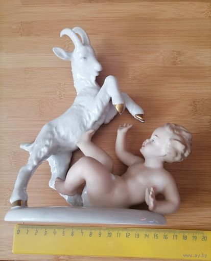 Статуэтка путти с козлом фарфор. Клеймо
