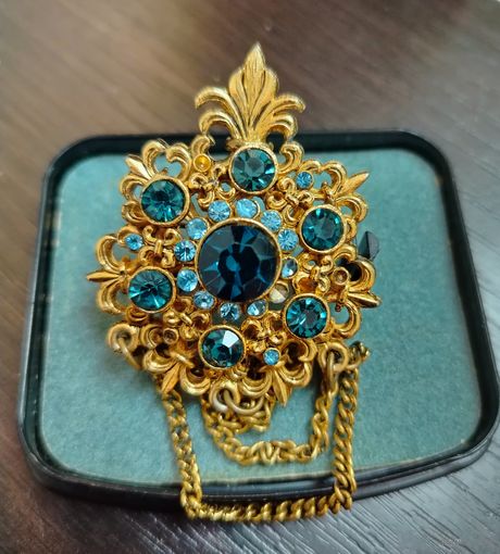 Винтажная чешская брошь с подвесками (дворцовая ) Большая красивая , яркая брошь , центральная часть поворачивается .