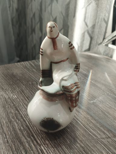 Фарфоровая статуэтка девушка на вазе