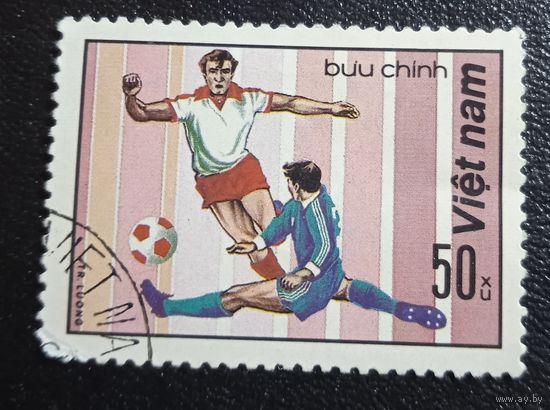 Лот 298 Вьетнам (1982) Моменты футбола, отбирающий мяч VN 1218