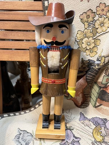 Деревянный щелкунчик