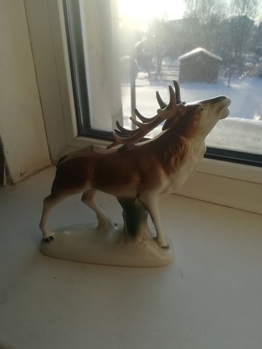 Статуэтка. Есть повреждения 3 фото. С рубля.