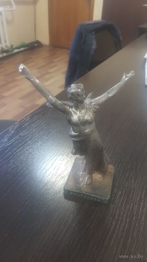 Статуэтка Родина-Мать зовёт