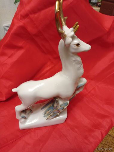 Олень большой.есть незначительный дефект.см.фото