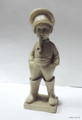 Статуэтка "Мальчик с трубкой" 50-60-е годы Европа. Высота 14 см. Карболит.