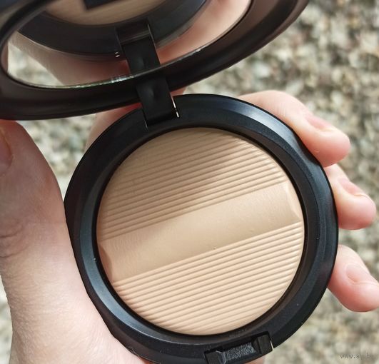Компактная пудра MAC Difining Powder в оттенке Medium