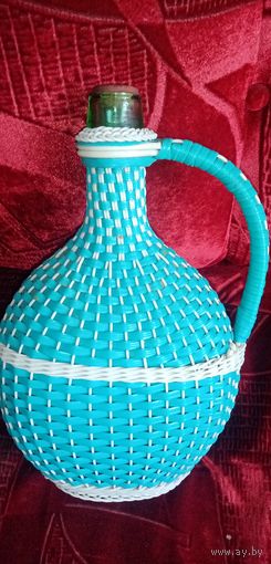 Кувшин в оплётке, плоский.