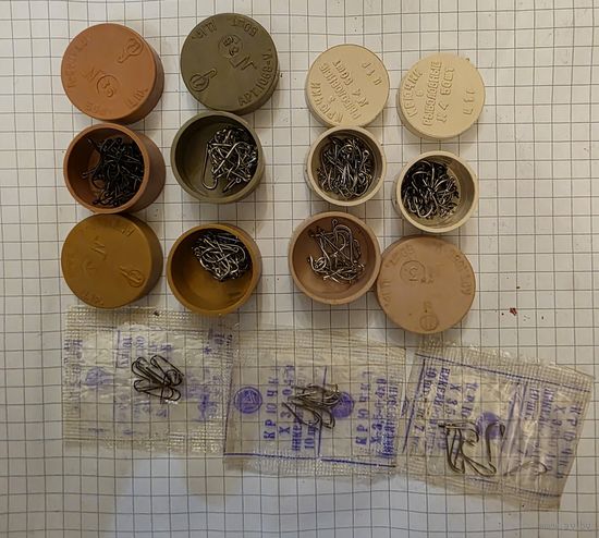 Крючки для рыбалки ссср в коробочках одним лотом все что на фото около 300 штук