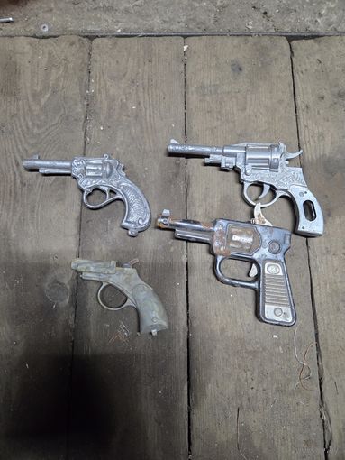 Игрушечные пистолеты