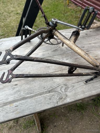 Рама с отлично работающим педальным узлом от складного подросткового велосипеда. Ведущая звезда и педали стоят от взрослого-на маленьких колёсах это даёт большую скорость!