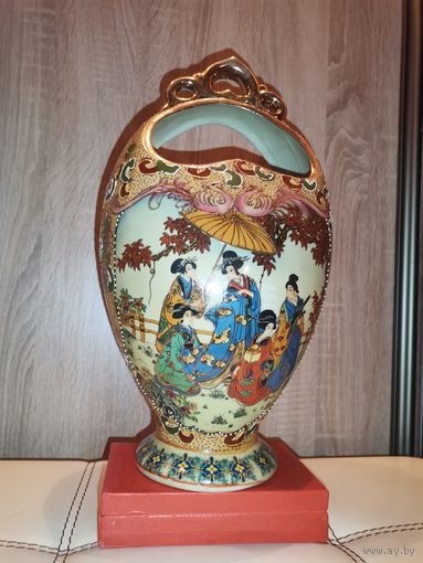 Фарфоровая ваза выполненная в японском стиле, высота 37 см., без сколов и трещин.