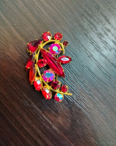 Винтажная брошь чехословацкой бижутерии эффектом Аврора Бореалис.