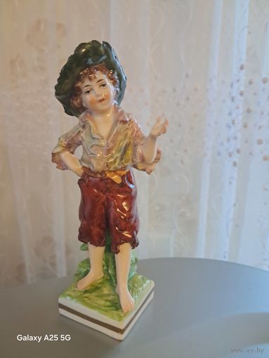 Фарфоровая статуэтка