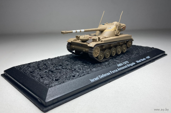 Танк AMX-13/75 Israel Defense Force Armored Brigade West Bank - 1967 с журналом.