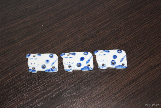 Керамические, коллекционные фигурки коров.