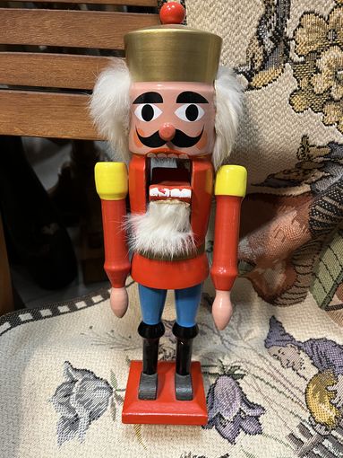 Деревянный щелкунчик