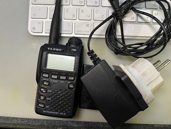 Трансивер (радиостанция) Yaesu VX-3R (с небольшим дефектом)