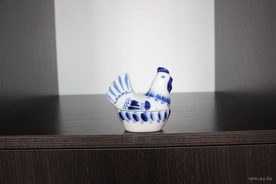 Фарфоровая шкатулка "Курочка", гжель, клеймо, HANDPAINTED.
