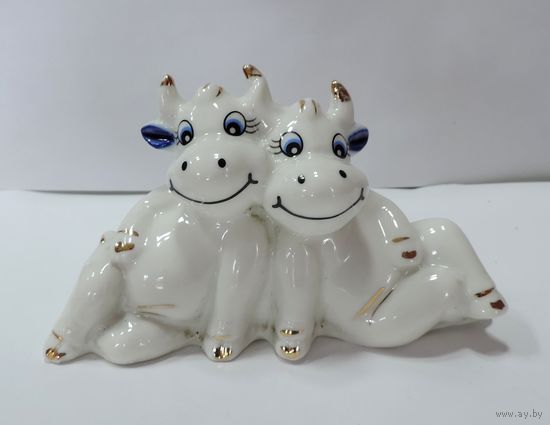 Статуэтка фарфоровая "Коровы" 90-е годы Европа. Высота 7 см.