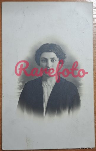1910-е Открыточный формат дама студийное фото ретро