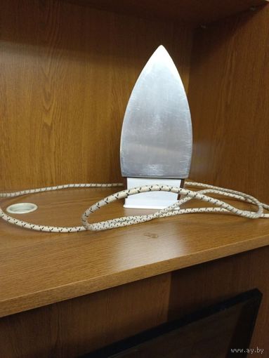 Утюг электрический цвет белый. Состояние отличное. Работает замечательно.