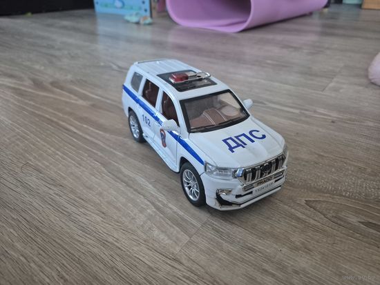 Машинка Toyota Prado 1:24